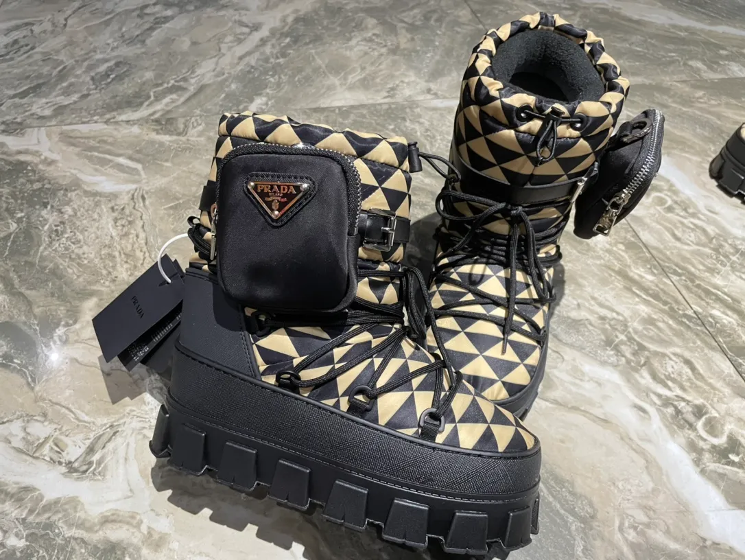 👟👟Ex-factory price 760👟👟 The highest version on the market, Prada's king style, snow boots, ski boots, fat and cute, so cute →_→ From the Prada limited series, unique. Shiny nylon Oblique upper with criss-cross straps for an ideal fit. The boots are made of technical fabric and have a short-cut version. They can be worn in the city or in the mountains. They make the calves slimmer, taller, warmer and have a concave shape. The boots and soles use the original waterproof effect. The size is 35-40. 41Customized